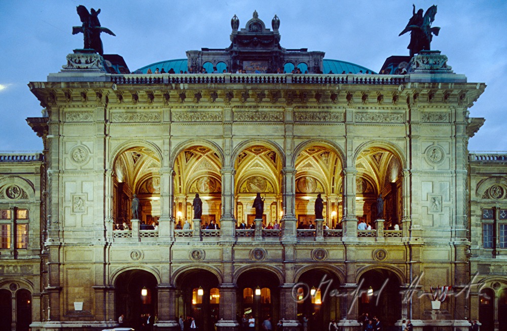 Oper mit Abendbeleuchtung