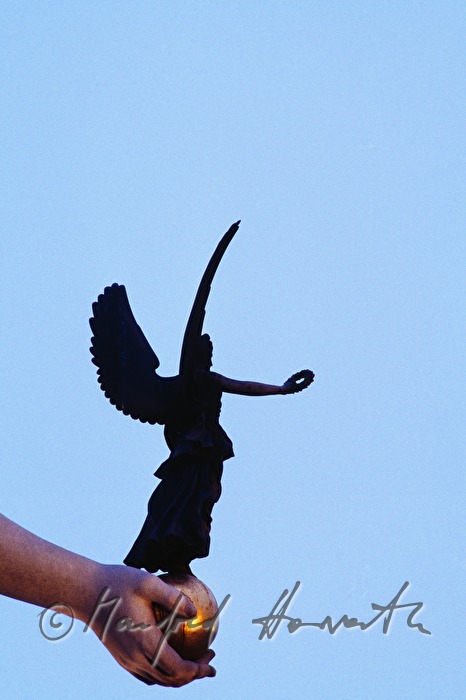 Göttin Nike in der Hand der Pallas Athene