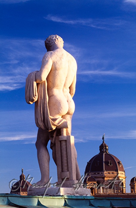 Statue auf dem Parlamentsdach