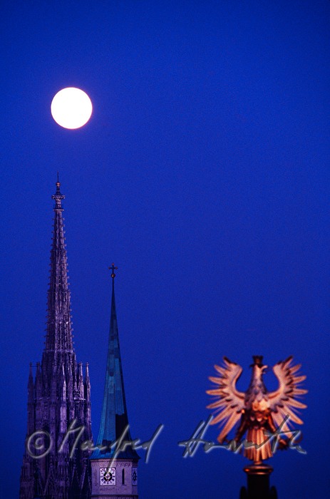 Michaelerkirche und Fahnenmast
