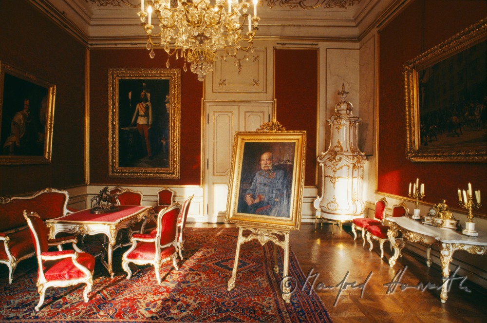Audienzzimmer mit Portrait von Kaiser Franz Joseph