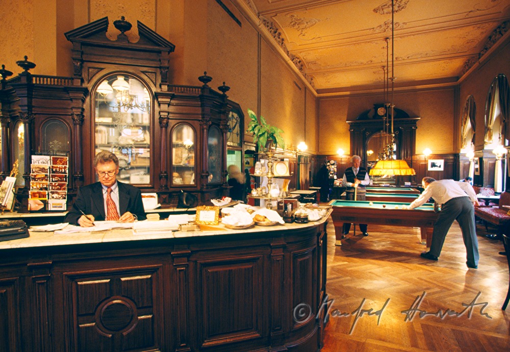 Cafe Sperl, Empfang und Billardsalon