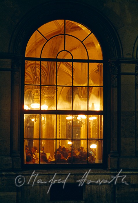 Cafe Central, Blick von aussen mit Gastgarten