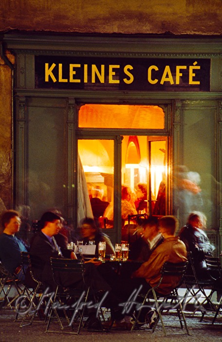 Kleines Cafe, Blick von aussen mit Gastgarten