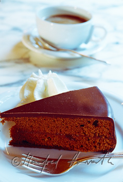Sachertorte mit Schlagobers und Melange