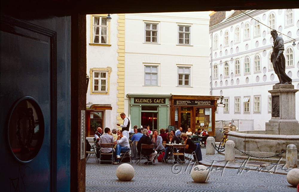Kleines Cafe und Franziskanerkloster