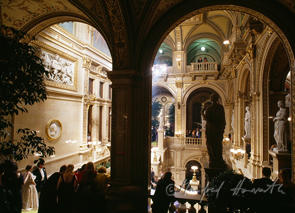 Opernball-Besucher im Foyer der Staatsoper