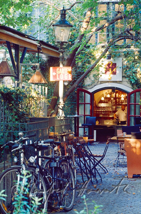 Blick vom Gastgarten in das Lokal Gergely's