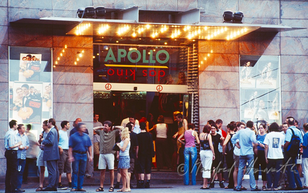 Besucher vor dem Eingang des Apollo Kino