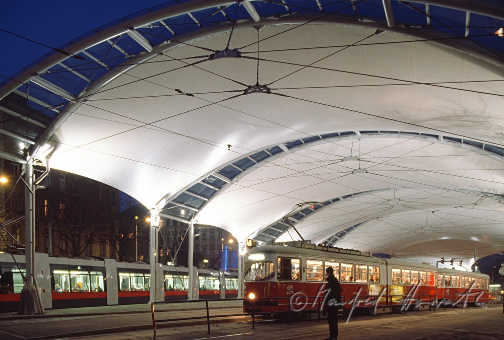 Strassenbahnstation mit zeltartiger Überdachung