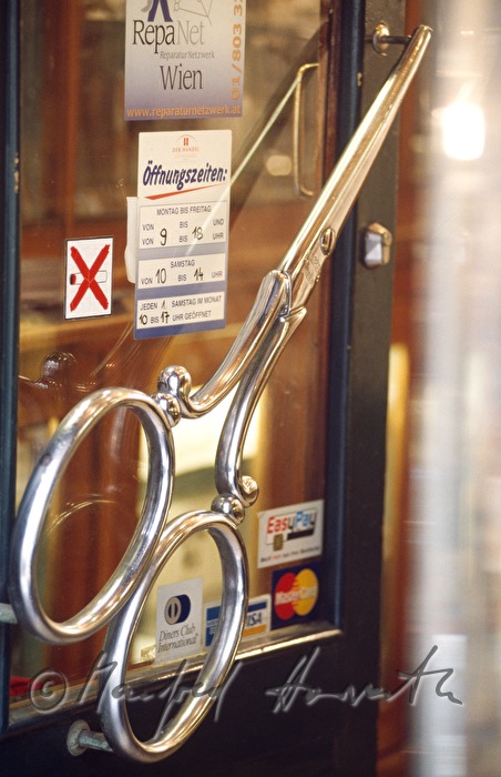 Eingang zum Messer- und Scherenfachgeschäft