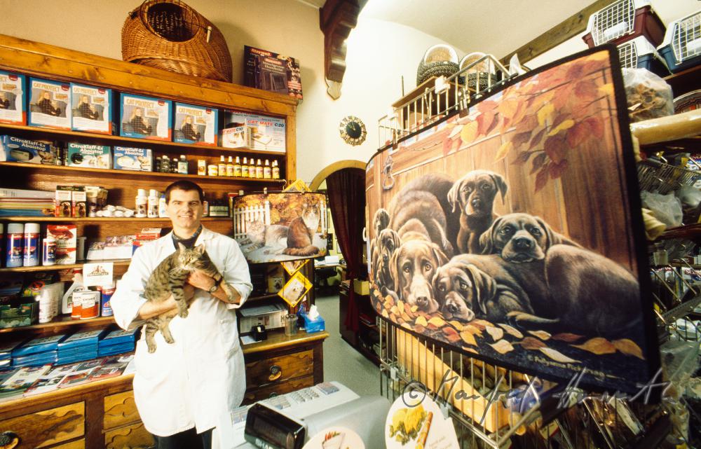 Verkäufer mit Kater im traditionsreichen 