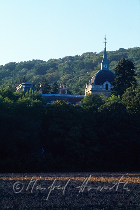 die Hermesvilla ist von einem Park umgeben