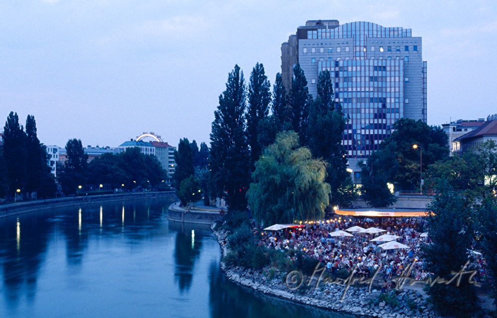 Strandbar Herrmann und Bürogebäude (Finanzamt)