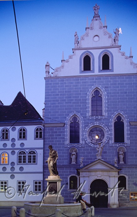 Mosesbrunnen und  Franziskanerkirche