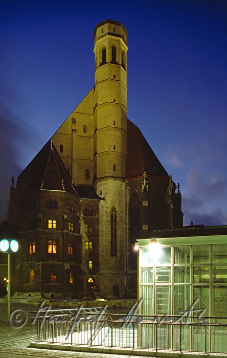 Minoritenkirche und U-Bahn-Station