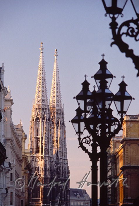 Votivkirche und Laternen am Rathausplatz
