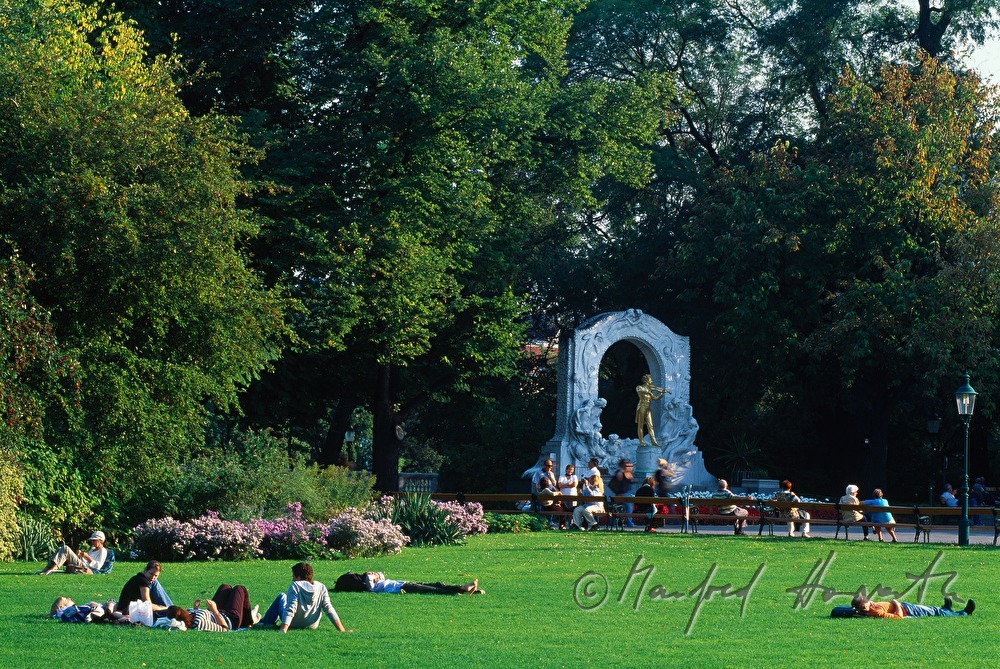 Sonnenanbeter auf der Wiese beim Johann Strauss Denkmal