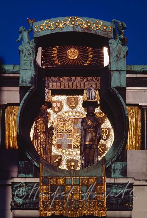 Ankeruhr auf dem Gebäude der Anker Versicherung