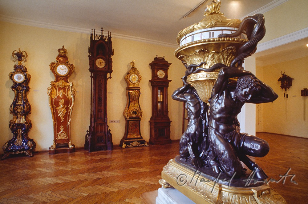 Ausstellungsraum mit Wand- und Standuhren