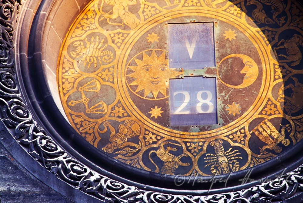 Uhr an der Fassade des Stephansdom