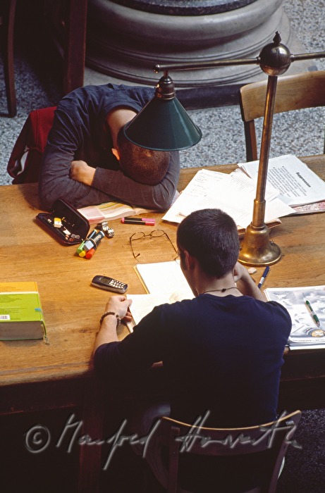 Studierende im Hauptlesesaal der Bibliothek