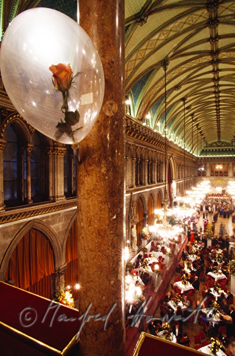 Rathausball, Blick von der Galerie auf die Tänzer