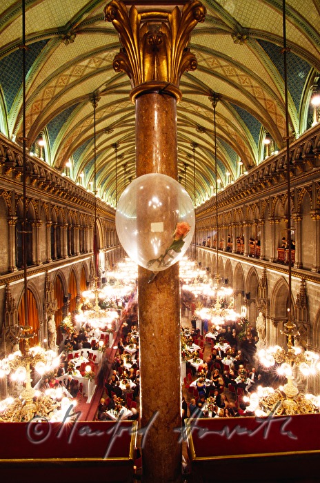 Rathausball, Blick von der Galerie auf die Tänzer