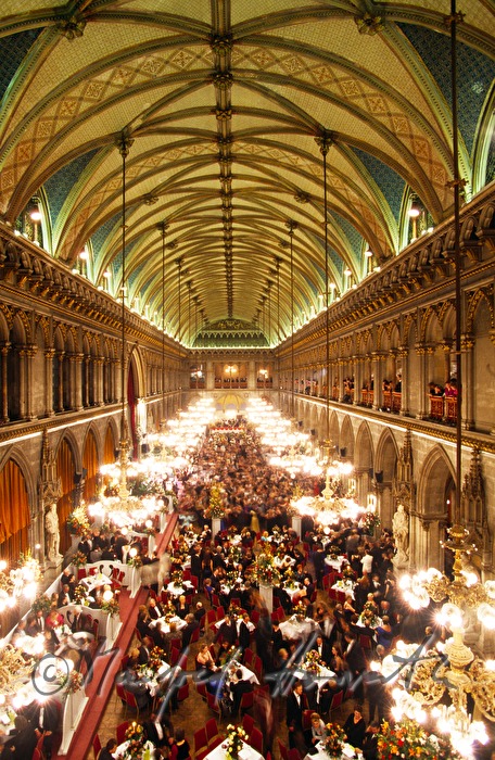 Rathausball, Blick von der Galerie auf die Tänzer