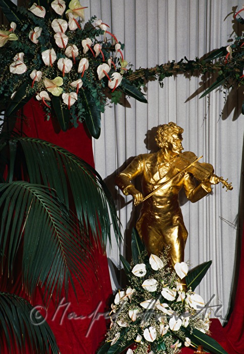 Rathausball, goldene Statue von Johann Strauss