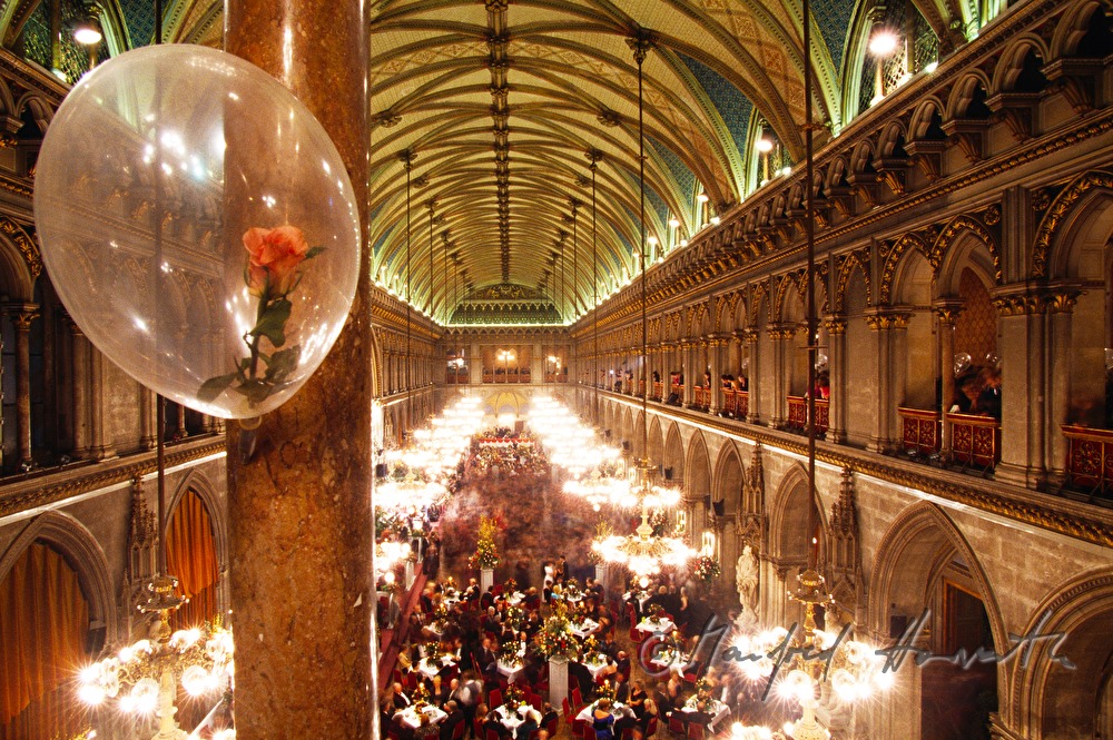Rathausball, Blick von der Galerie auf die Tänzer