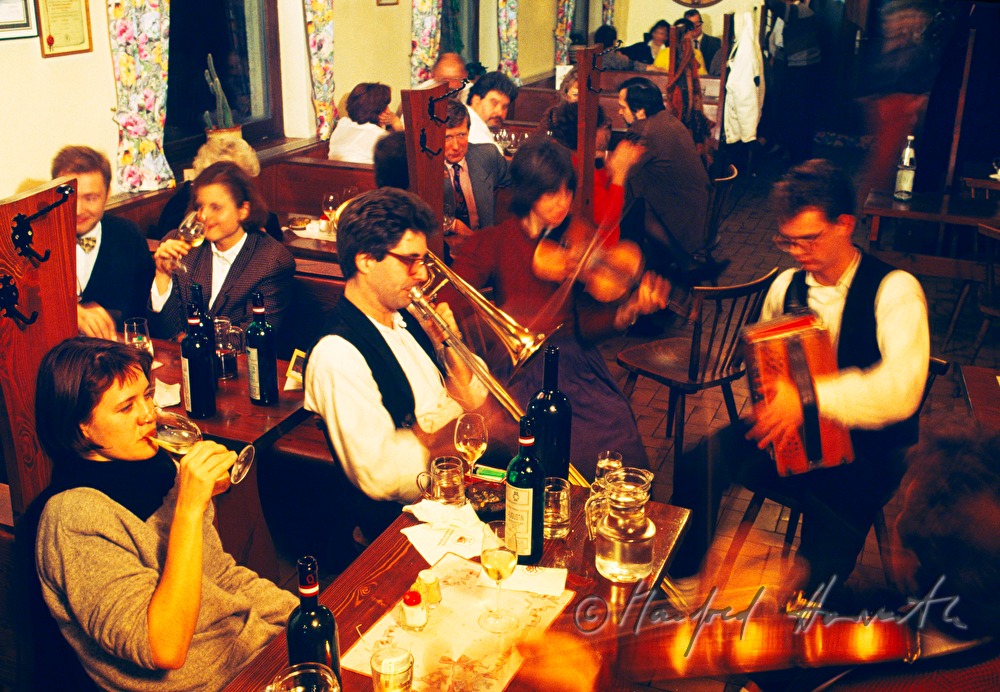 Musikanten spielen für die Gäste
