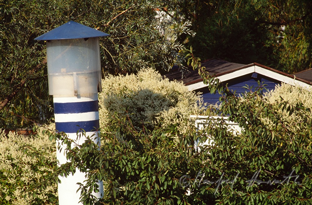 Kleingarten mit Leuchtturm