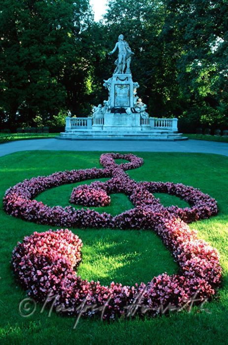 Mozart Denkmal, Blumen-Violinschluessel