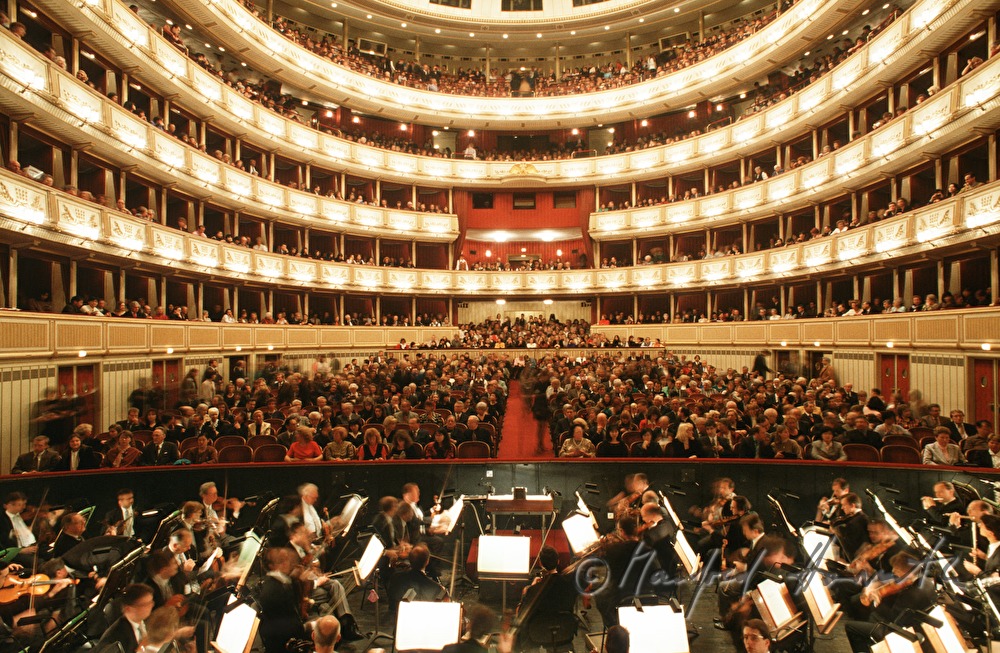 Besucher-Saal und Orchester