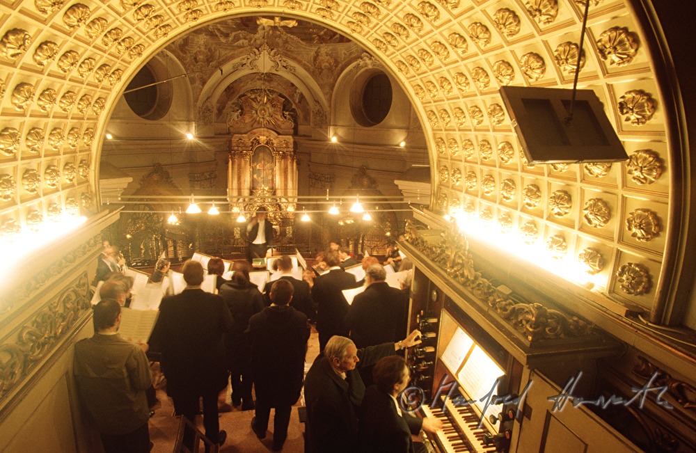 Chor, Dirigent  und Orgel bei Mozart Messe