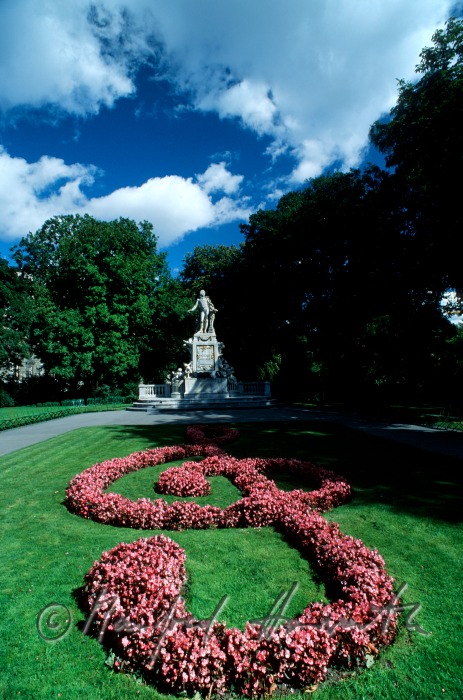 Mozart Denkmal, Blumen-Violinschluessel