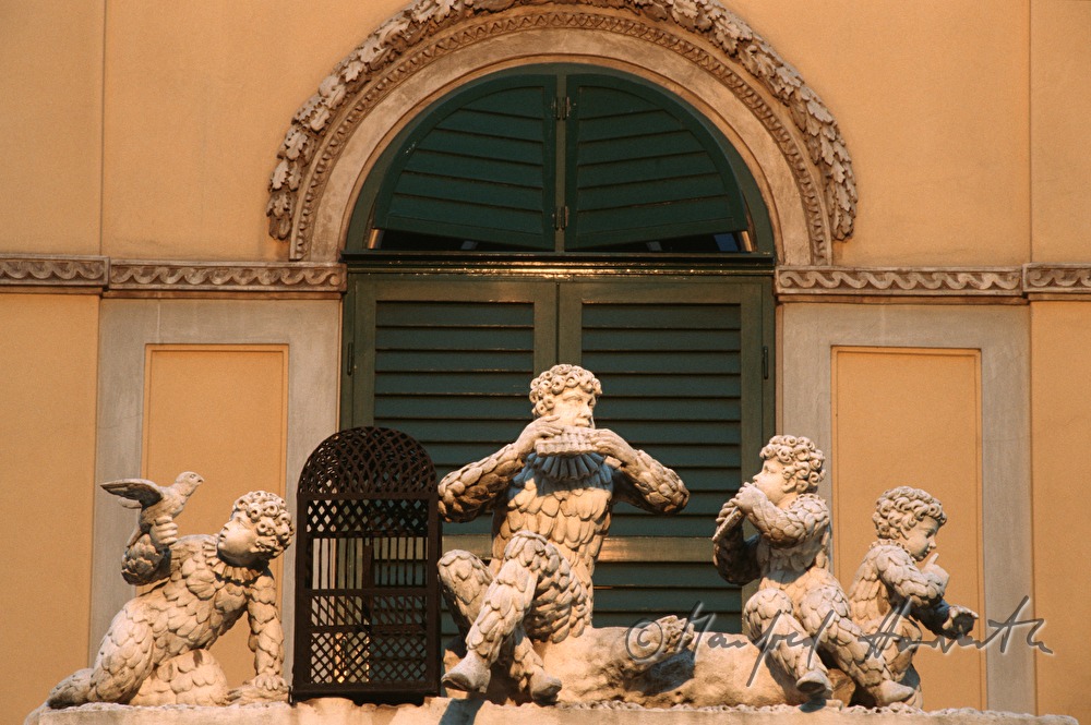 Papageno-Figur ueber dem Eingangstor
