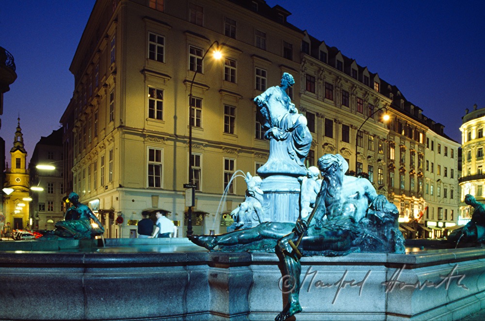 Donnerbrunnen (Providentiabrunnen) und Evangelische Kirche