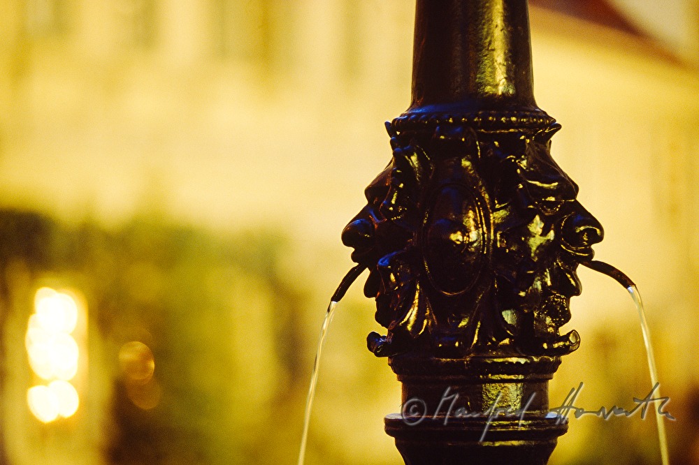 Gusseiserner Brunnen mit Wasserspeiern