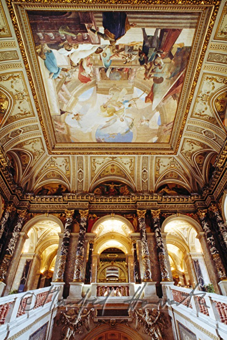 Treppenhaus mit Fresken