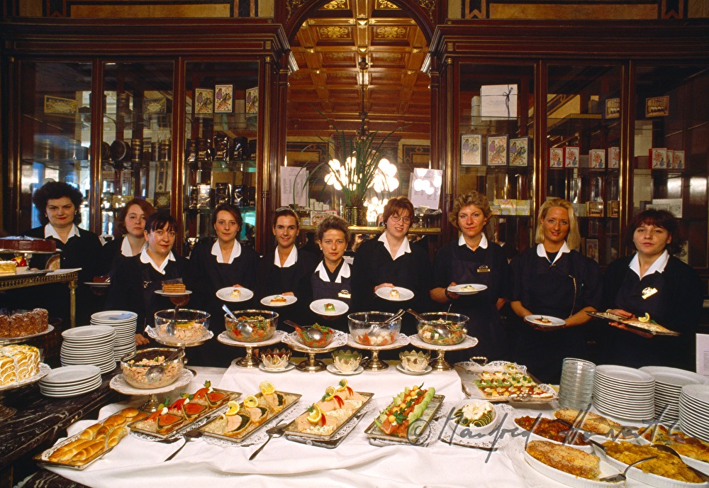 KuK Hofzuckerbäcker Demel, Demelinerinnen (Kellnerinnen)