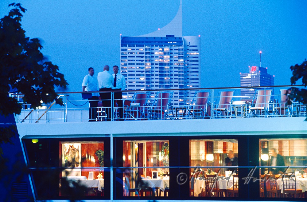 Kellner auf dem Dach eines Donau-Schiffes