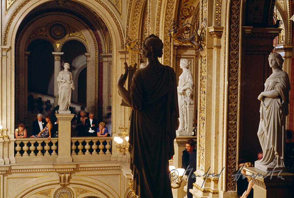 Foyer mit Ballbesuchern während des Opernballes