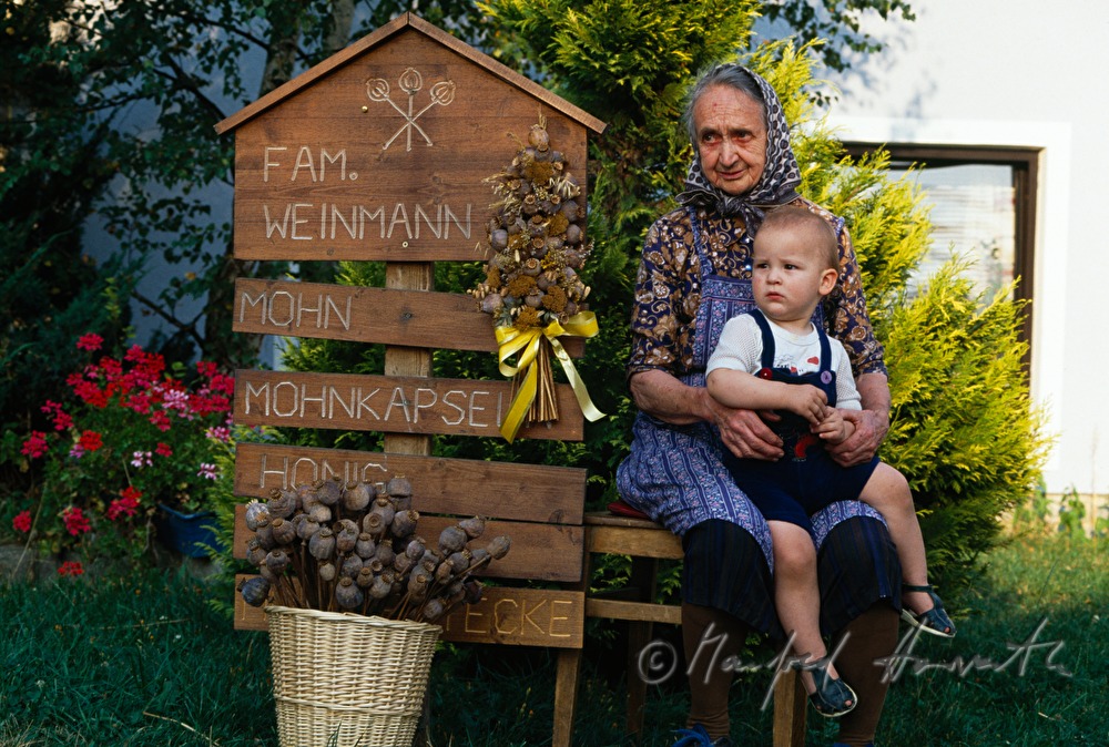 Strassenverkäuf von Mohnkapseln - Oma und Enkelkind
