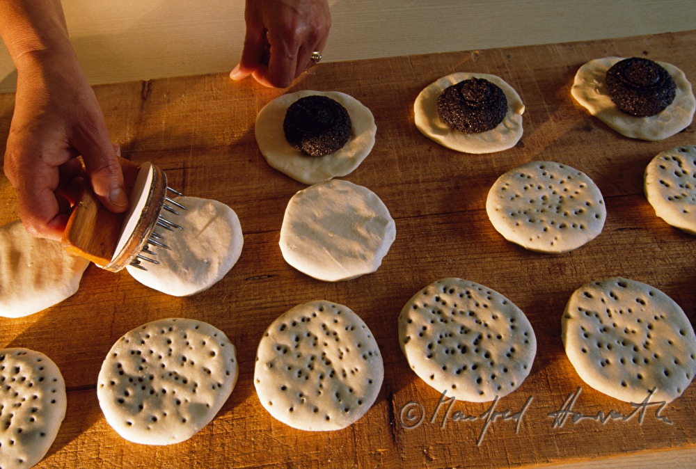 Bäckerei Pilz, Backen von Mohnzelten