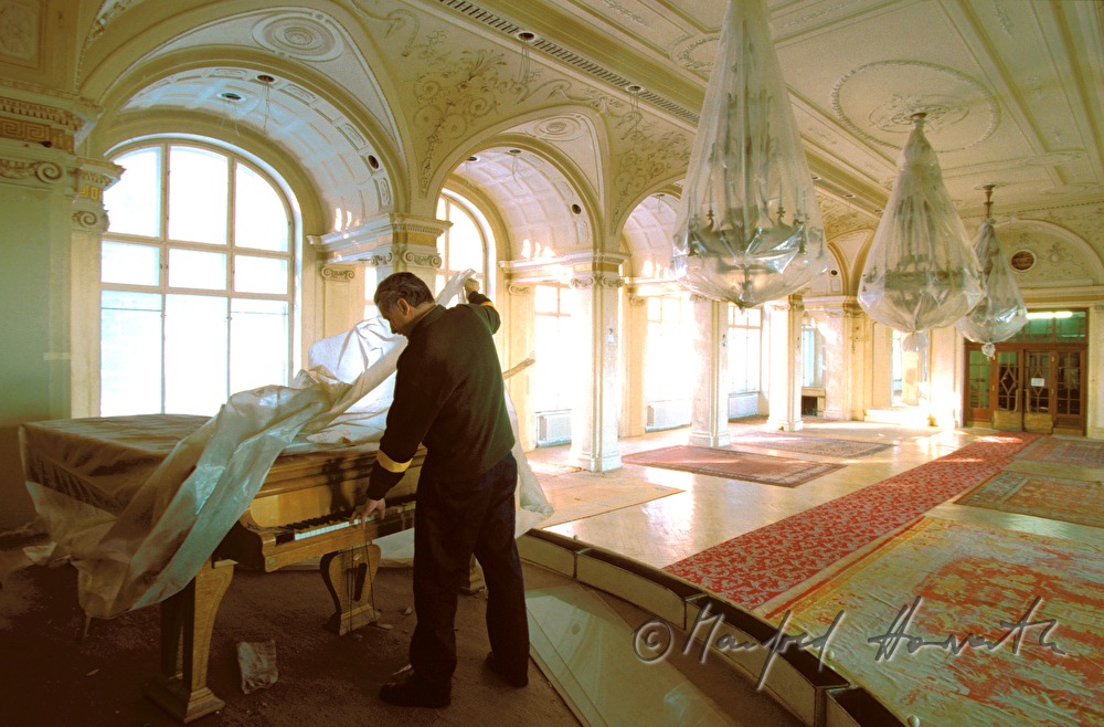 Südbahnhotel, Ballsaal, Klavier