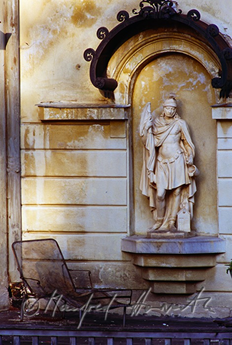Südbahnhotel, Statue des Heiligen Florian