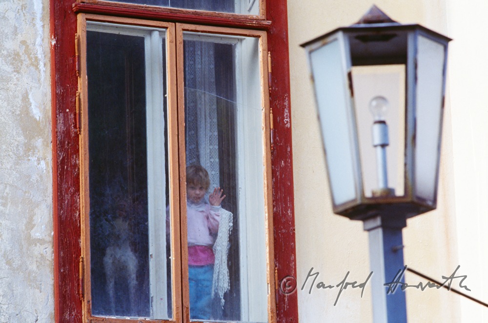 Kind am Fenster der Portierswohnung