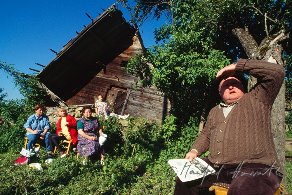 Bauernhof mit umgekippter Scheune